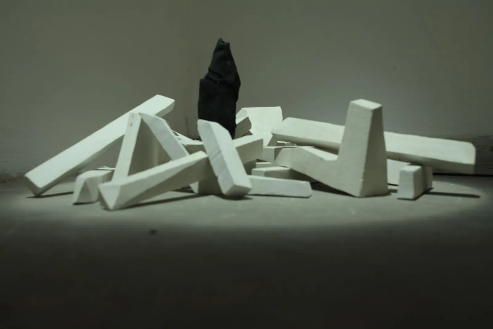 Il faut savoir s’étendre sans se répandre, 2015 — fabric, blackboard paint, plaster of Paris